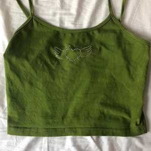 grön topp - grön topp med pärlhjärta från shein!! använd några gånger men inget som syns💌