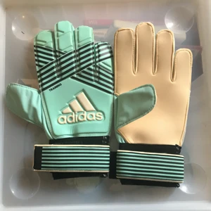 Adidas Målvaktshandskar - Målvaktshandskar men andväde ej för slutade på fotboll,  passar 11-17