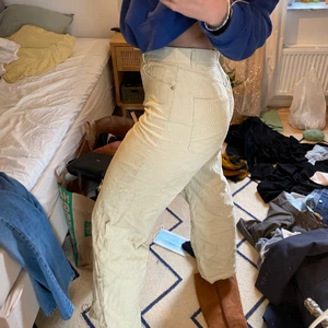 Manchester byxor - Säljer dessa jätte ljusgröna Manchester byxor från monki då den är lite utanför min comfortzone. Använd endast 1-2 gånger och har bara legat i garderoben.