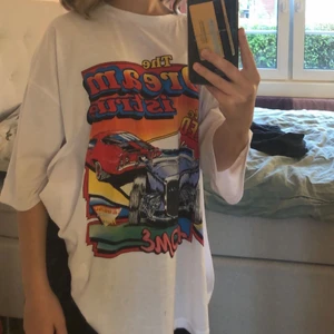 Tröja  - Säljer nu denna tshirten aldrig använt, hör va dje vid frågor eller annat❤️