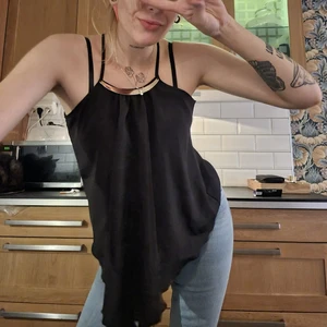 Guld svart topp - Svart partytopp med guldmetall utsmyckning. S. 10 kr 🌼❣obs! Har bh under på bilden, nog snyggare utan bh band. Samfraktar vid köp av flera varor för 66 kr 📦❣