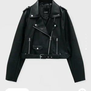  Skinnjacka från pull and bear  - Nästan oanvänd super snygg skinnjacka, använt en gång och väldigt bra skick inga hål eller något liknande. Priset är 200 men kan sänkas med tiden. 
