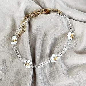 ~White flower bracelet~ - Här får ni se ett fint Blom armband. Hon passar till alla färger/klädesplagg. Måttet är 26 cm men som alltid kan man reglera storleken.🥰❤️🥰❤️ Hoppas att ni vill köpa 🥰❤️.