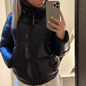 Vinter jacka  - super fin vinterjacka från peak performance! Köpt förra vintern men hann knappt använda den. använd 2-3 gånger! Nypris 3800kr