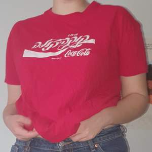 Röd t-shirt i vintagestil med klassiskt coca cola-märke men på hebreiska! Jag brukar ha M-L i tröjor men den här är lite bred i axlarna eftersom den är för män, så tror den kommer vara skitsnygg att ha oversized. Jag köpte den här på secondhand men har inte använt den fastän den är skitsnygg! Skriv för mer info!