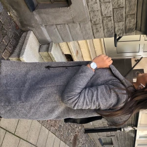 Grå kappa - Grå kappa perfekt till hösten, nypris 499, Nyskick. kom med bud