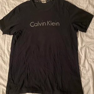 T-shirt - Säljer en svart Calvin Klein t-shirt i stl M