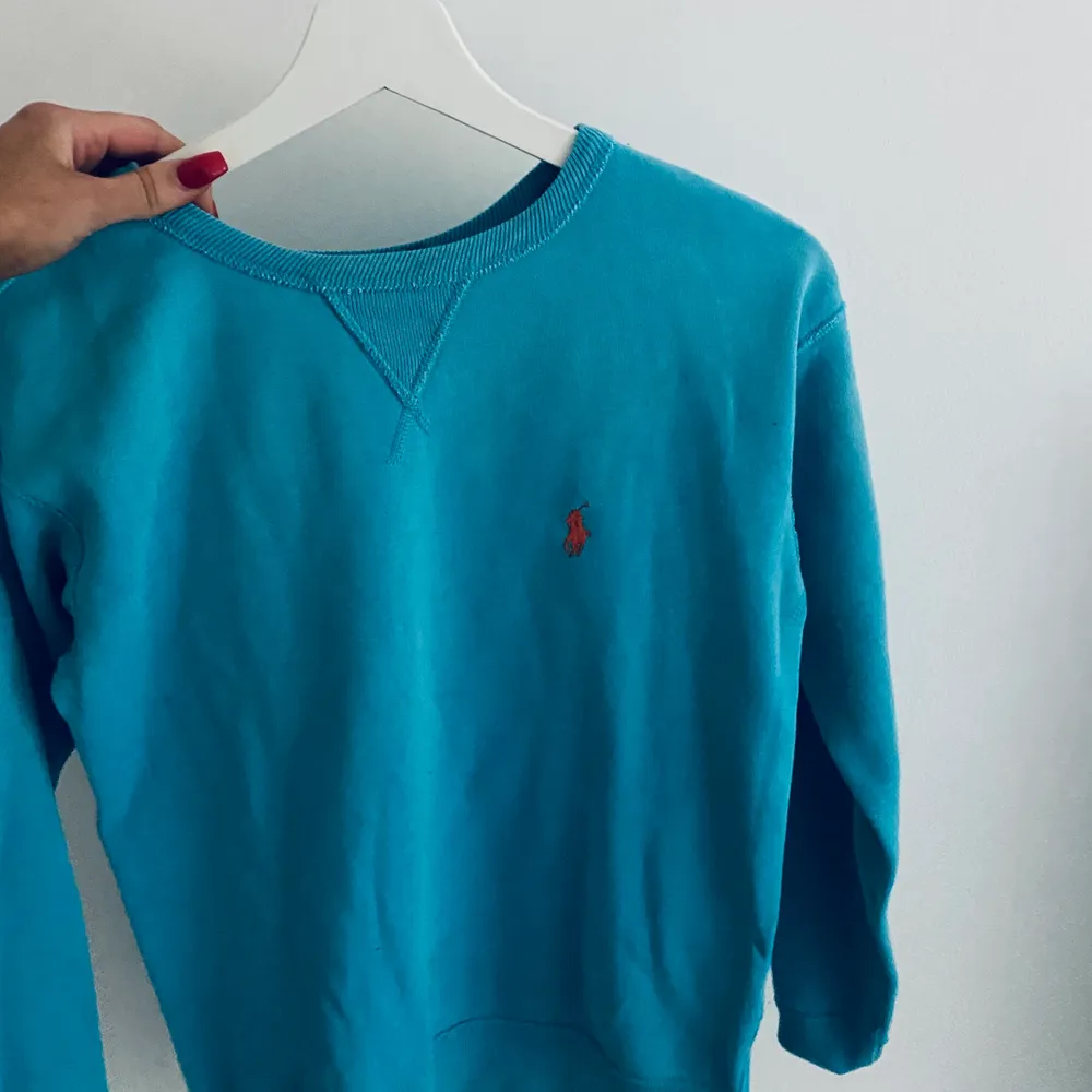 En helt ny tröja från polo ralph lauren. I en super fin färg är i storlek s/36. Tröjor & Koftor.