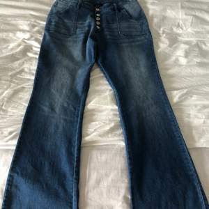 Mörkblå Bootcut jeans i strl. 40/M