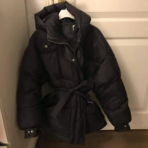 Fin värmt puffer bält jacka  - Säljer min slutsåld puffer bält jacka som är I mycket bra skick och  Jackan passar jätte bra till vinter .eftersom den är mycket varmt och mysig.  Stk 36.dem är slut såld