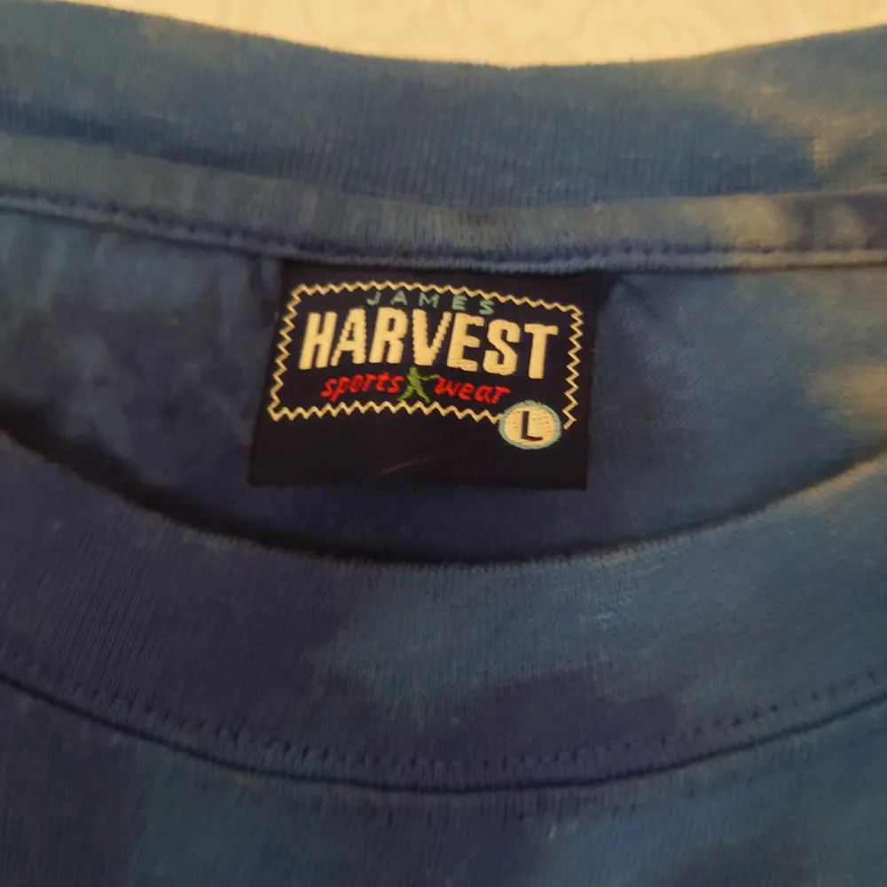En t-shirt jag har gjort egen tie dye på! Var en blå t-shirt från Harvest strl L. Fint skick.. T-shirts.
