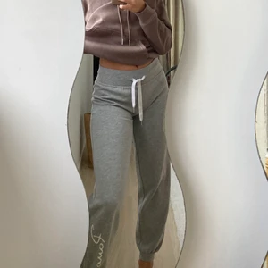 Mjukisbyxor - Fina gråa mjukisbyxor från panos emporio 💞💞💞 Skulle säga att de passar någon runt 160!! Skriv för fler bilder 🤗