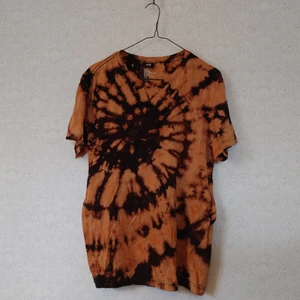 Tie dye t-shirt  - En t-shirt jag gjort egen tie dye på! Var en svart t-shirt från HM strl L. Fint skick.