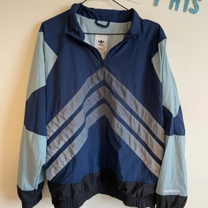 Adidas - Adidas vindjacka, storlek L men funkar bra oversize på mig som är storlek 36! Så spelar ingen roll vilken storlek du har riktigt beroende på hur du vill att den ska sitta. Har ett hål i kragen som inte syns så flärpen åker ner. Säljer för minst 350 pga hålet, köptes för 1300 på shelta! Kan mötas i Gbg eller skicka (66kr frakt)