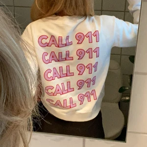 Sweetheart med tryck på ryggen - Vit sweetsheart med tryck på ryggen från NAKD. Storlek S. Använd några gånger men är i bra skick💗❤️ exklusive frakt