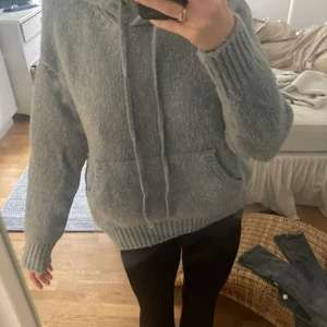Stickad Hoodie - Blå stickad hoddie från Zara, säljer för att jag inte använder. Nästan helt ny, aldrig använd. 