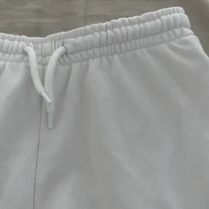 Nya mjukisbyxor från weekday storlek S - Helt nya och oanvända mjukisbyxor från weekday. Storlek S men passar också en M.