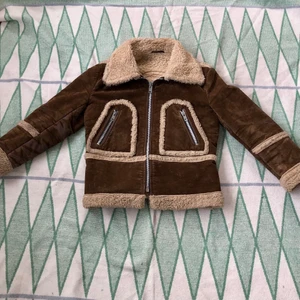 Mockajacka - Jacka i mockaimitation och pälsdetaljer🌟