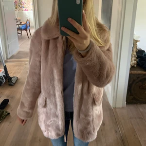 Stella McCartney Jacka - Jättecool och söt pälsjacka från Stella McCartney. Den har ett coolt tryck på ryggen och är både varm och mysig. Väldigt sparsamt använd. Den är i barn storlek 14 men skulle säga att den är som en xs då den passar mig perfekt som brukar ha xs. Frakt tillkommer💘💘💗