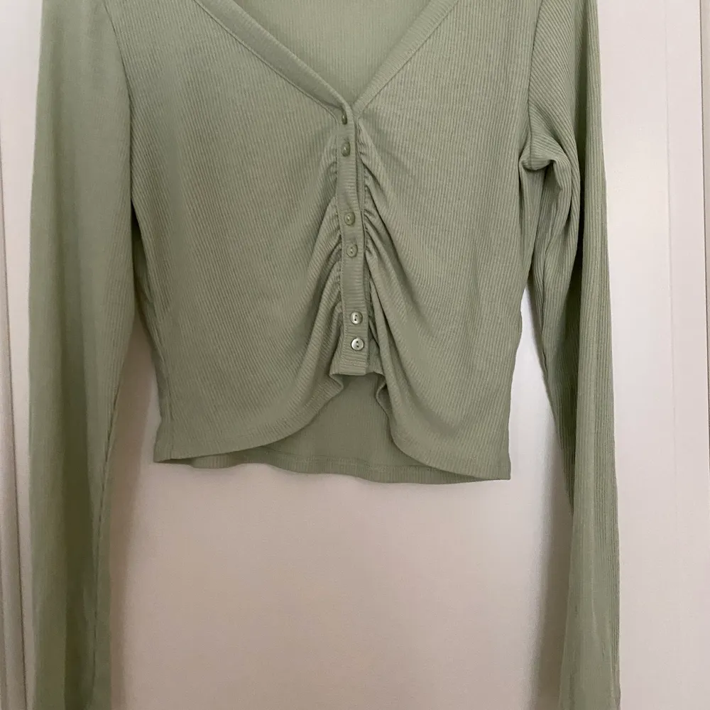 Ljusgrön långärmad tröja ifrån Monki i storlek S. Tröjan kommer med en extra knapp och är i väldigt bra skick då den aldrig använts. Utgångspris 90kr. Köparen står för frakt. . Toppar.