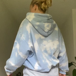 Custom tie-dye hoodie - Hoodie från WEEKDAY i nytt skick. Originalhoodien har ett runt batikmönster men jag har blekt den så att mönstret är mer molnliknande🥰 