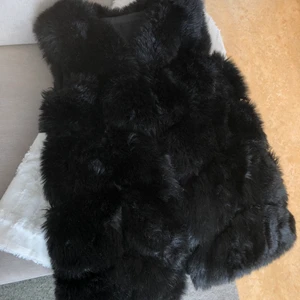 Pälsväst storlek M - Jag säljer nu min fina pälsväst, använd ca 2 gånger. Säljer den just för att den inte kommit till användning🌸 Ny pris 2500 säljer för 1500