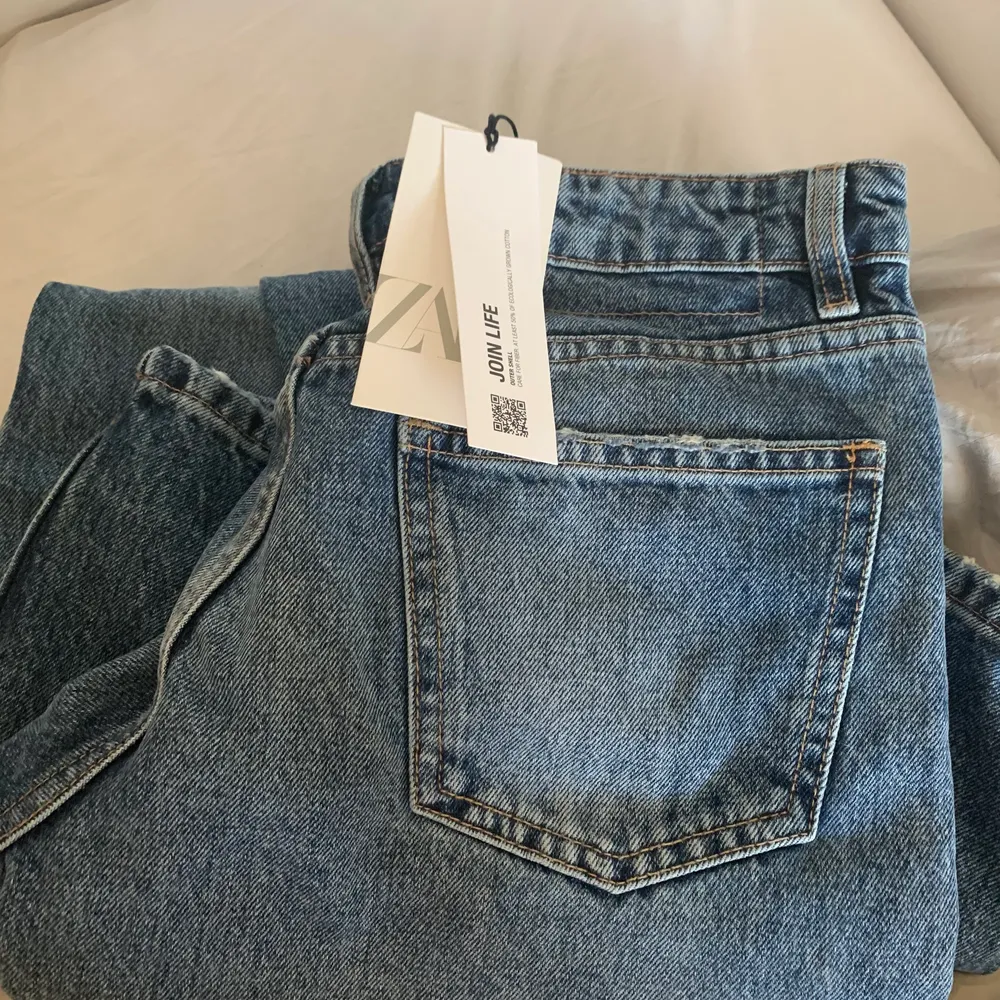 Jätte snygga zara jeans mid waist full length storlek 38 aldrig använda!. Jeans & Byxor.