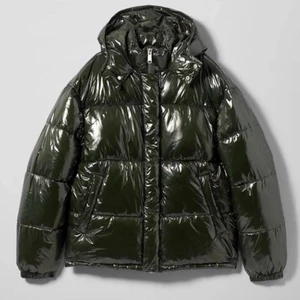 Weekday jacka - Nu säljer jag min weekday jacka från förra kollektionen! Är använd ca 3 gånger, säljer den då den tyvärr ej kom till användning. Är i storlek M för jag ville ha lite större passform och jag är en S. Satt sjukt snyggt på. Köpt för 800-900kr. Skriv privat för fler bilder❤️                                                                (köparen står för frakten)💕💕😍