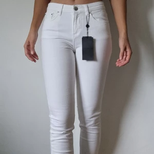 Vita skinny jeans, STOCKH LM (strl 36) - Vita skinny jeans från STOCKH LM i storlek 36 (passform S). Midrise med riktiga fickor och dragkedja vid ankeln. Aldrig använda, prislappen finns kvar
