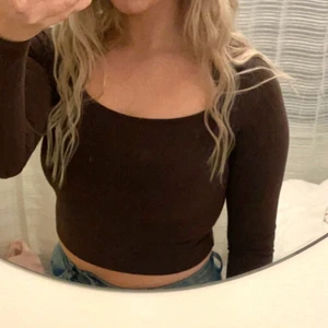 Brun långärmad  - Säljer denna bruna långärmade tröja. Osäker på var den är ifrån då det inte finns någon lapp. Lite annorlunda material men supermjukt och bekvämt! Tycker den här tröjan är helt perfekt inför hösten och vintern 🤎🤎🤎 stl S