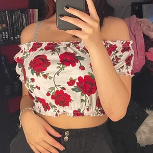 Offshoulder topp  - Säljer då den sitter förtajt runt om. Använt den kanske 1-2 gånger så den är i bra skick.