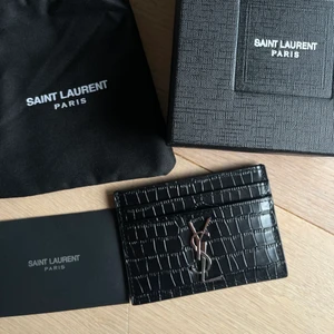 Yves saint Laurent cardholder replica - Beställde hem två cardholder till mig själv men valde och behålla den andra färgen. Jag har exakt likadan fast äkta och chansade och köpa en fejk för min är sliten . Ser absolut ingen skillnad på dom.. Cardholder är en replica och får inte säljas vidare som äkta. Köptes för 124$ plus tull. Varje bud ska höjas med 20kr