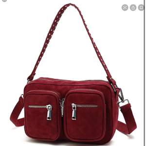 Intressekoll på denna stora i Noella väska i en fin röd färg! Endast använd vid ett tillfälle så den är i nyskick och båda banden ingår! Nypriset låg runt 1000 kr! Kommer endast att sälja den för över 400kr!🥰🥰