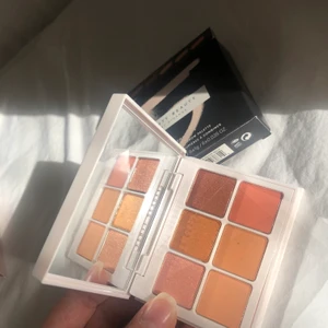 Fenty beauty eyeshadow pallet - Fentybeauty, by Rihanna, snap shadows, mix and match eyeshadow palette. Aldrig använd eller ens rörd köpt i julas, superfina färger💕köptes för 300+.  skriv vid intresse