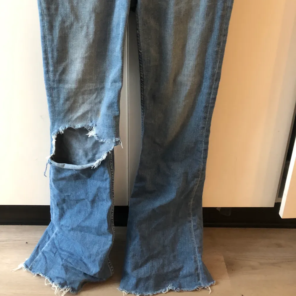 200kr +frakt hålet på knät är egen klippt, sällan använda . Jeans & Byxor.