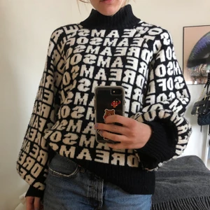 Stickad tröja med tryck - Säljer min skitcoola stickade tröja med tryck pga att den inte kommer så mkt till användning. Mycket fint skick. Finns ej att köpa i butik längre💕💕💕💖💓💓💓 Strl M men jag är vanligtvis S och den passar mig! Köparen står för frakten💖