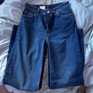 Jeans  - Säljer nu mina helt oanvända monki jeans men taggen kvar och allt❤️ (Wide leg) ny pris 400 men jag säljer för 280 plus frakt🤌🏽 skriv för mer information✨