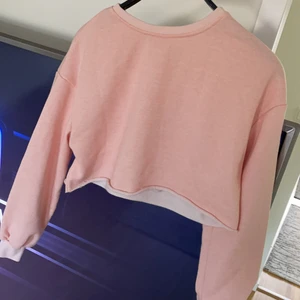 En ljusrosa tröja  - Från shein ”magtröja”. Ja köpte för liten storlek så säljer denna helg nya använd 1 gång ❤️