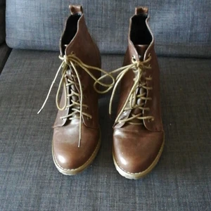 Bruna klackskor  - Dessa skor har använts ett par gånger. Skicket på skorna är väldigt bra. Klacken är 7,5 cm. Köparen står för frakten. 