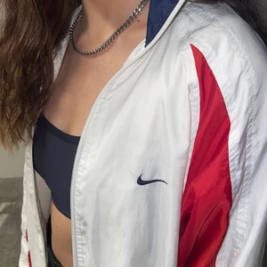 Nike windbreaker  - Bra skick, tunn men vindsäker. Frakt är inräknad i priset!
