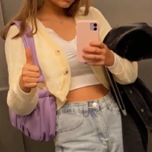 Gulrutig kofta - Söt gulrutig kofta med en knapp. Ljuset ville inte samarbeta men den är ljusare än 💛 emojin