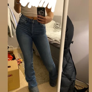 Blå bootcut jeans - Jättesnygga bootcut från H&m i superbra skick. Väldigt stretchiga så otroligt bekväma💙 Frakt tillkommer 66 (spårbart)
