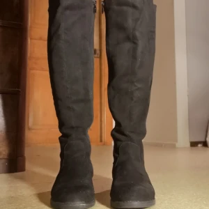 Knähöga skor storlek 38  - Säljer dessa skor som är använda max 5 gånger och är i nyskick. Köpta för 600 kr. Storlek 38. 