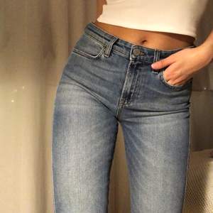 Sjukt fina jeans från Filippa K! Jag är 175 och de sitter bra i längden för mig. Storlek M men passar S också! Inköpspris 1600kr💖