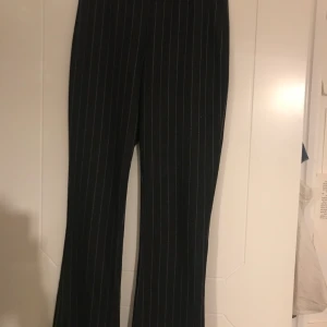 Bootcut byxor  - Byxor från hollister endast använda 1 gång. Matchande toppen finns att köpa separat💕