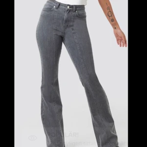 Gråa utsvänga jeans - Säljer bland mina favoriter:( Dom sitter så bra och följer ens kropp(stretchiga), jag är 165 och dom sitter perfekt på längden. I storlek S