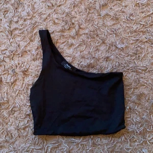 One-shoulder topp   - One-shoulder topp i fint fint skick!❤️ köparen står för fraktkostnaden! OBS högsta bud just nu: 80kr (ps. Säljer även en vit!!)
