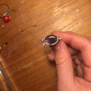 Två stycken ametist ringar❤️💍 - Två stycken hemmagjorda ametist ringar både i guldig och silvrig ståltråd (äkta ametist.) Storleken är lite one-size och funkar nog på de flesta fingrar. Köparen betalar frakt!❤️ 