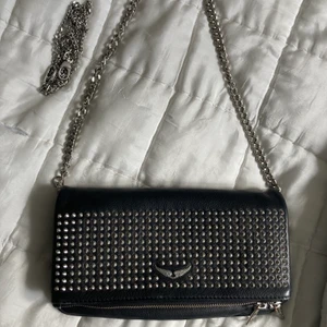 Zadig voltaire väska - Säljer denna limited edition Zadig Voltaire väskan med nitar som inte säljs längre. Tillkommer två kedjeband. Den är i fint skick. Säljs till högsta bud + frakt. BUDA PÅ!! LEDANDE BUD 1250💞 