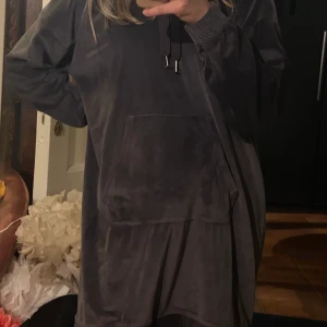 Mysig hoodie  - Säljer denna sjukt mjuka gråa hoodien. Varmt men luftigt material. Den är väldigt oversized på mig som har s. Storlek L. Frakt tillkommer 